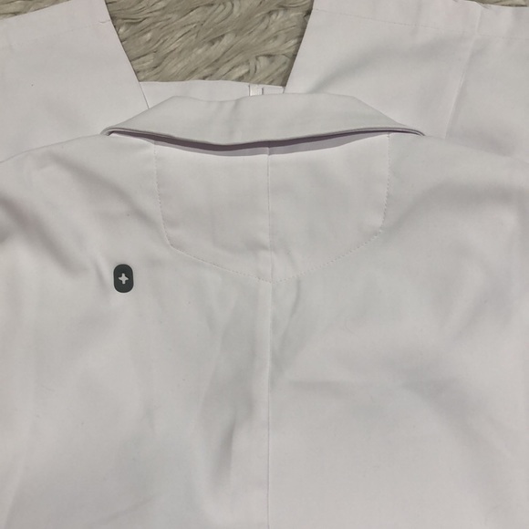 FIGS White Classic Bellevue Slim Long Lab Coat - Picture 15 of 16